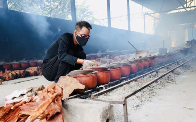 Làng Vũ Đại rực lửa vụ Tết: Đeo kính bơi, thâu đêm kho cá