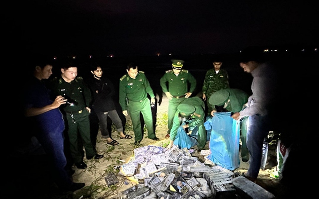 Phát hiện gần 300kg nghi ma túy trôi dạt vào bờ biển ở Quảng Ngãi