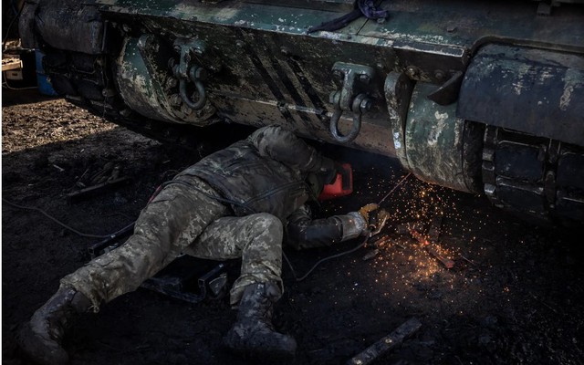 Cạn nguồn viện trợ, lính Ukraine phải "xẻ" xe tăng của Nga để lấy thiết bị