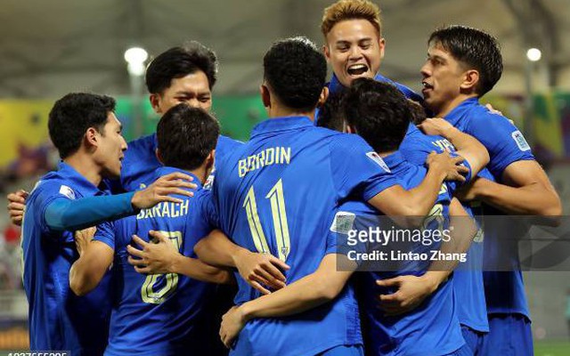 Thái Lan 2-0 Kyrgyzstan: Thái Lan thoát penalty phút bù giờ, thênh thang cơ hội đi tiếp