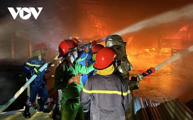 Xưởng gỗ công nghiệp bùng cháy dữ dội trong đêm