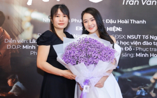 Quán quân Tiếng hát Hà Nội Trần Vân Anh làm MV tặng bố đã mất, mong mẹ sớm có bạn đời mới