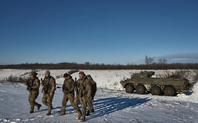 Bất ngờ khi lính Ukraine phải bỏ xe, đi bộ tới tiền tuyến