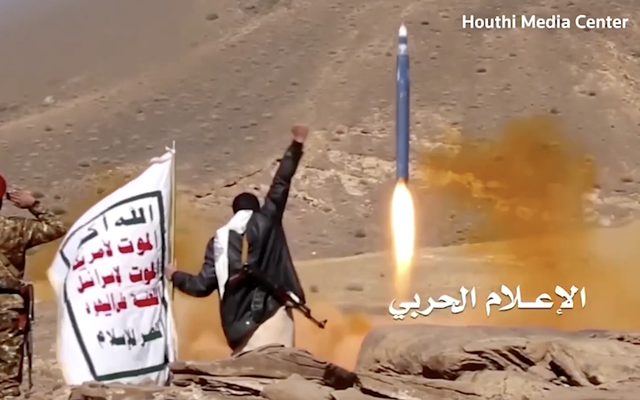 Houthi nói bắn tên lửa vào tàu quân sự; Mỹ, Anh ra đòn tấn công mới vào Houthi ở Yemen