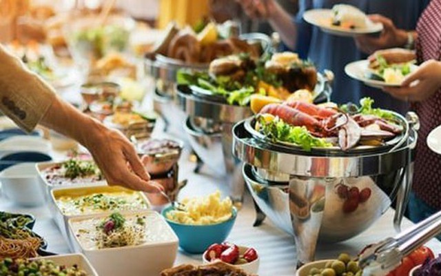 Người mẹ đáng khinh dạy 2 con song sinh cách gian lận để ăn quỵt tiệc buffet