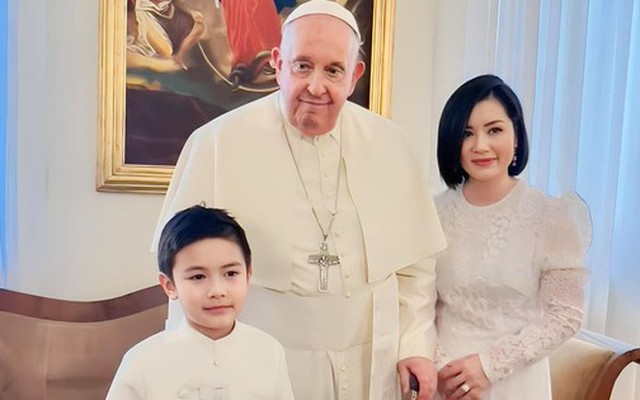 Con trai và vợ cũ Đan Trường diện kiến Giáo hoàng Francis