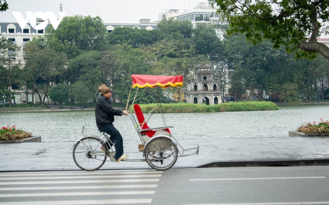 Muôn kiểu mưu sinh trong cái rét như "cắt da cắt thịt" ở Hà Nội