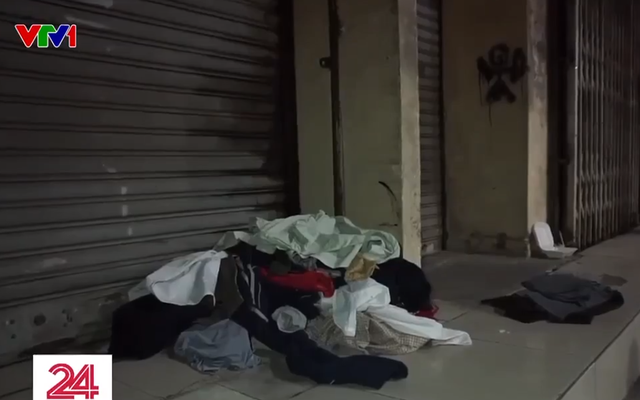Người "vô gia cư" vứt lại đồ ăn, quần áo cũ, trở về nhà 3 tầng mặt phố