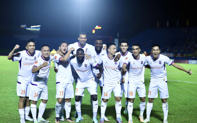 B.Bình Dương đoạt cú đúp danh hiệu xuất sắc tháng 12 V-League 2023-2024