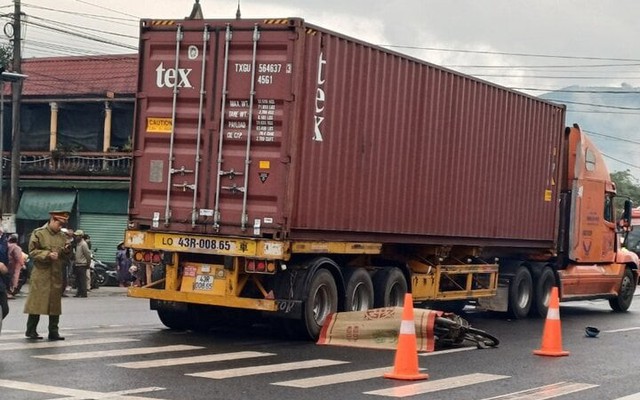 Container tông xe máy trên quốc lộ, vợ chết chồng trọng thương
