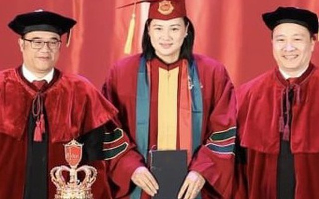 Hoa khôi bóng chuyền Kim Huệ nhận bằng thạc sỹ kinh tế ở tuổi 42
