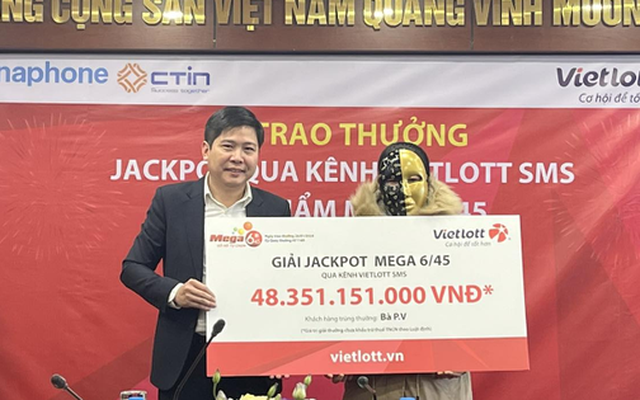 Một phụ nữ nhận giải Jackpot đầu tiên năm 2024 của Vietlott trị giá gần 50 tỉ đồng