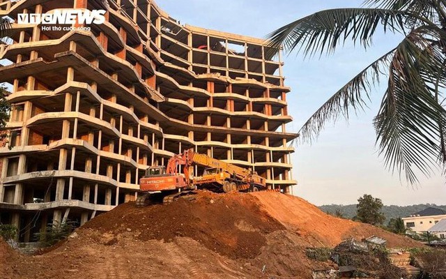 Cận cảnh khách sạn 12 tầng xây trái phép ở Phú Quốc đang được chủ đầu tư tháo dỡ