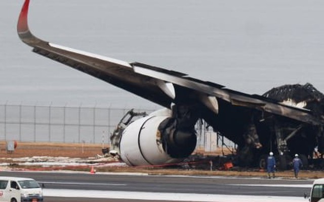 Tìm thấy hộp đen trong vụ cháy máy bay chở gần 400 hành khách ở Nhật Bản