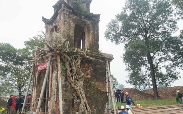 “Thần đèn” Nguyễn Văn Cư di dời cổng đền hàng trăm năm tuổi