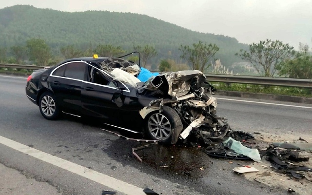 Ảnh TNGT: Mercedes-Benz đâm đuôi xe tải trên cao tốc Nội Bài - Lào Cai