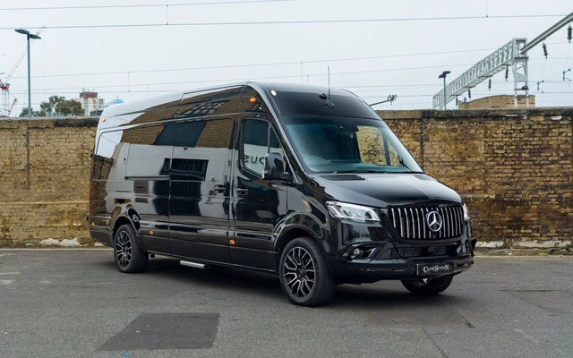 Xe chở khách Mercedes-Benz Sprinter độ lại đắt ngang xe Bentley: To, rộng như căn hộ di động, TV, tủ lạnh, bếp có đủ