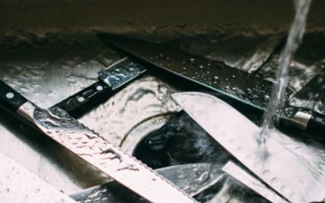 Sai lầm khi vệ sinh dao trong nhà bếp