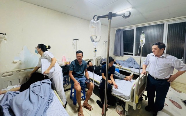 Vụ 49 sinh viên sốt, đau bụng, nôn phải nhập viện sau bữa tối: Tạm đóng cửa bếp ăn trường