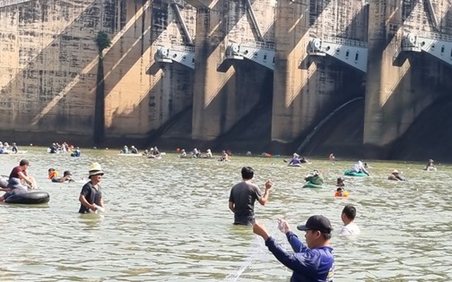 Người dân ùa xuống đập tràn nhà máy thủy điện Trị An săn 'lộc trời'