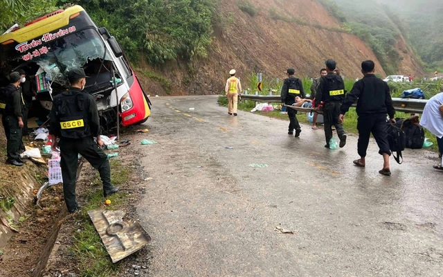 Xe khách đâm vào ta luy dương trên Quốc lộ 4H khiến 6 người thương vong