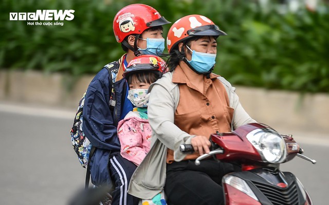 Hà Nội đón gió lạnh đầu mùa, trẻ em trùm kín mít đi học