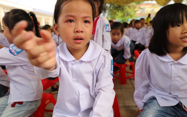 Trưởng phòng giáo dục xúc động, bật khóc khi dự trao tặng thư viện "Góp 1 cuốn sách"