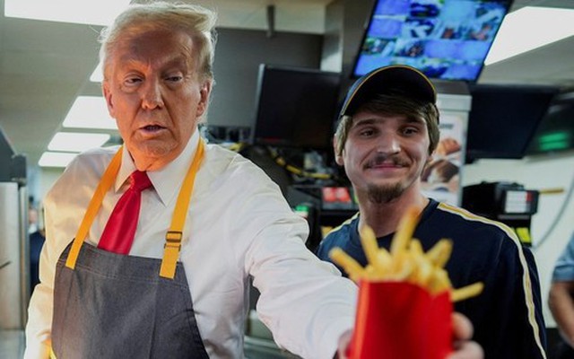 Ứng viên tổng thống Mỹ của đảng Cộng hòa Donald Trump 'phục vụ' ở McDonald's