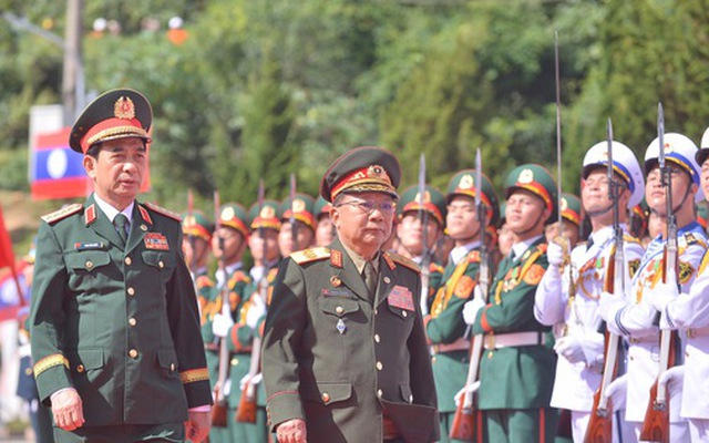 Hai Bộ trưởng Quốc phòng Việt Nam - Lào duyệt đội danh dự Quân đội Việt Nam ở biên giới