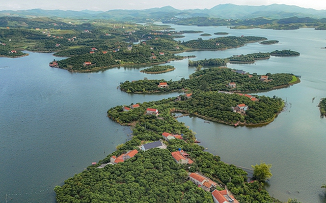 Toàn cảnh hồ nước được đào trên vùng núi có chiều dài lên đến 30 km, dung tích nước lớn gấp 25 hồ Tây