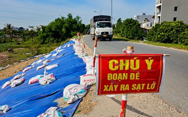 Hà Nội: Xuất hiện 3 điểm sụt lún đê Yên Nghĩa, quận Hà Đông dựng rào chắn đường