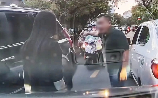 Người phụ nữ bị tài xế taxi tát giữa phố vì bóp còi xin đường: Gặp nhau tại công an phường