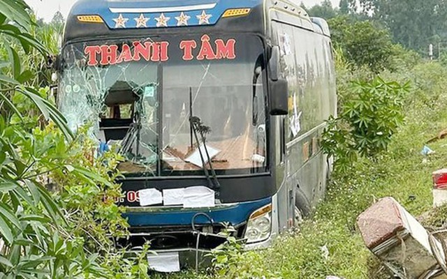 Xe khách lao xuống ruộng lật ngang, 2 hành khách tử vong