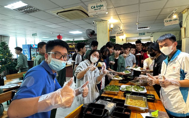 Bữa ăn sinh viên ĐH Bách khoa HN ra sao sau vụ tố phải ăn cơm canh thừa, chứa dị vật?