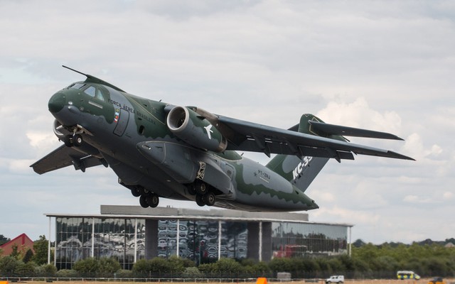 Máy bay vận tải Embraer C-390 tiếp tục giành thắng lợi trước C-130J