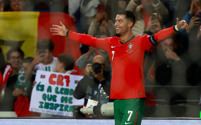 Ronaldo ghi siêu phẩm giúp Bồ Đào Nha vào tứ kết Nations League