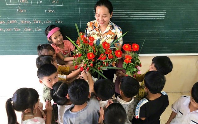 Học sinh Làng Nủ làm thiệp, hái hoa rừng tặng cô giáo