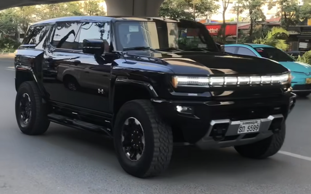 Bắt gặp GMC Hummer chạy điện trên đường phố Hà Nội, giá không dưới 3 tỷ đồng, biển số là thứ đáng chú ý