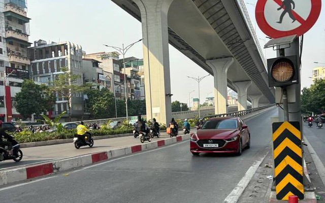 Xác minh tài xế ô tô đi ngược chiều còn lạng lách, định chặn đầu người quay clip