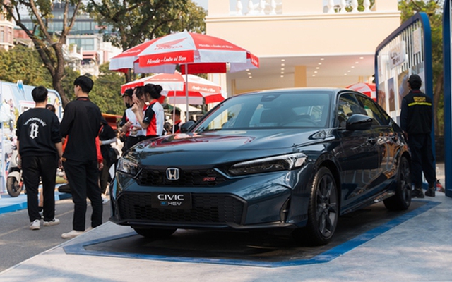 Honda mang dàn xe khủng đến phố đi bộ Hồ Gươm: Đủ loại ô tô, xe máy, có cả xe cắt cỏ