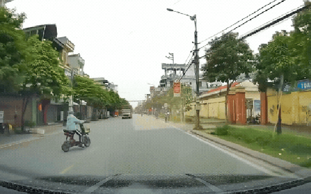 Qua đường suýt gây tai nạn, tưởng sẽ xin lỗi nhưng người phụ nữ chỉ đáp 1 chữ gọn lỏn