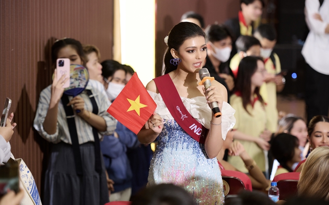 Dàn người đẹp Miss Charm 2024 choáng ngợp khi giao lưu với sinh viên Cần Thơ