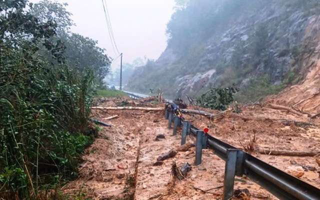 Đèo Khánh Lê nối Nha Trang – Đà Lạt tê liệt do sạt lở nghiêm trọng