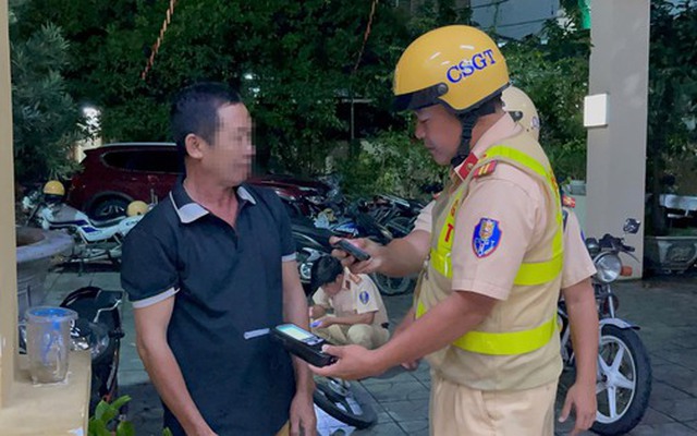 Mang điện thoại đi sửa, người đàn ông bỏ luôn xe khi gặp CSGT