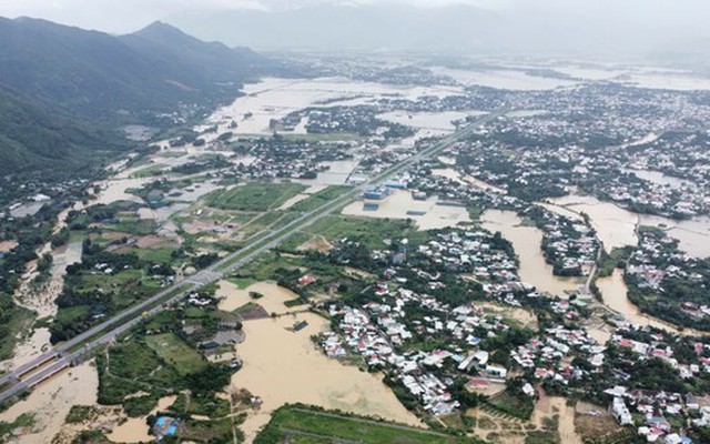 Vì sao nhiều nơi ở Nha Trang ngập nặng?