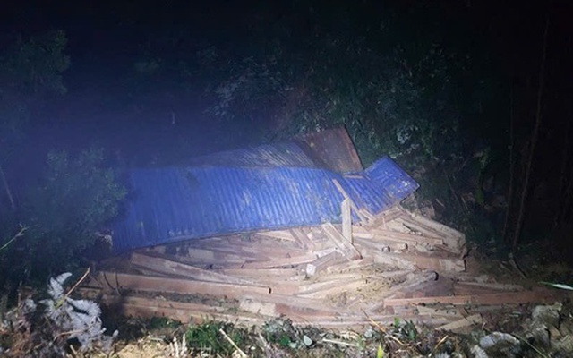 Xe đầu kéo lật xuống vực sâu, tài xế chết tại chỗ