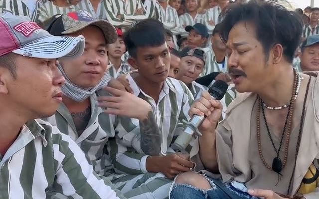 Một nam ca sĩ: “Không phải ai cũng được vào trại giam hát”