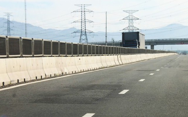 Tuyến cao tốc hơn 10.000 tỉ đồng chưa thu phí đã dặm vá lởm chởm