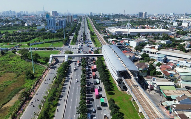 Đúng 10 giờ ngày 22-12, Metro số 1 chính thức vận hành thương mại