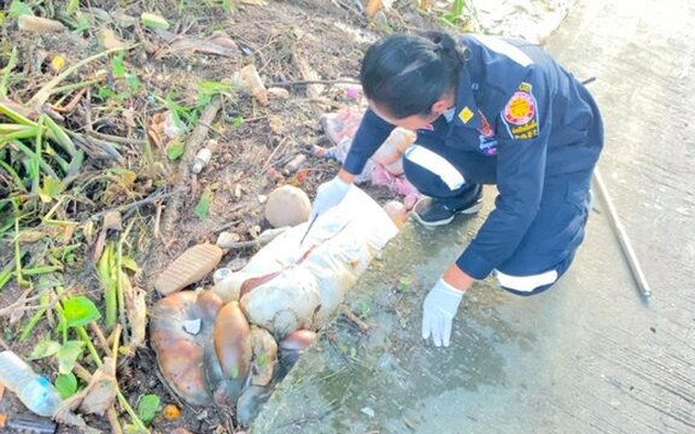 Phát hiện 2 bao tải căng phồng có mùi hôi trôi trên sông, cảnh sát vớt lên mở ra thì bàng hoàng với thứ bên trong